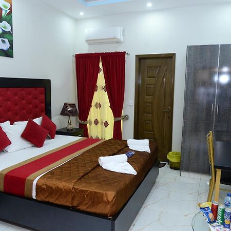Hotel Deluxe Lahore Bagian luar foto