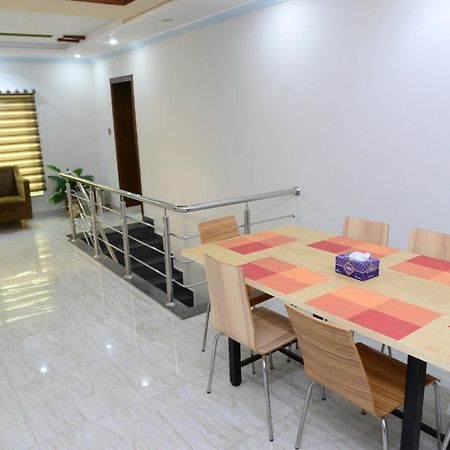 Hotel Deluxe Lahore Bagian luar foto