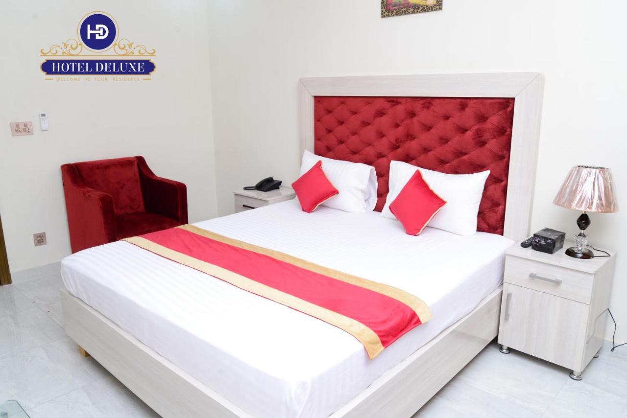 Hotel Deluxe Lahore Bagian luar foto