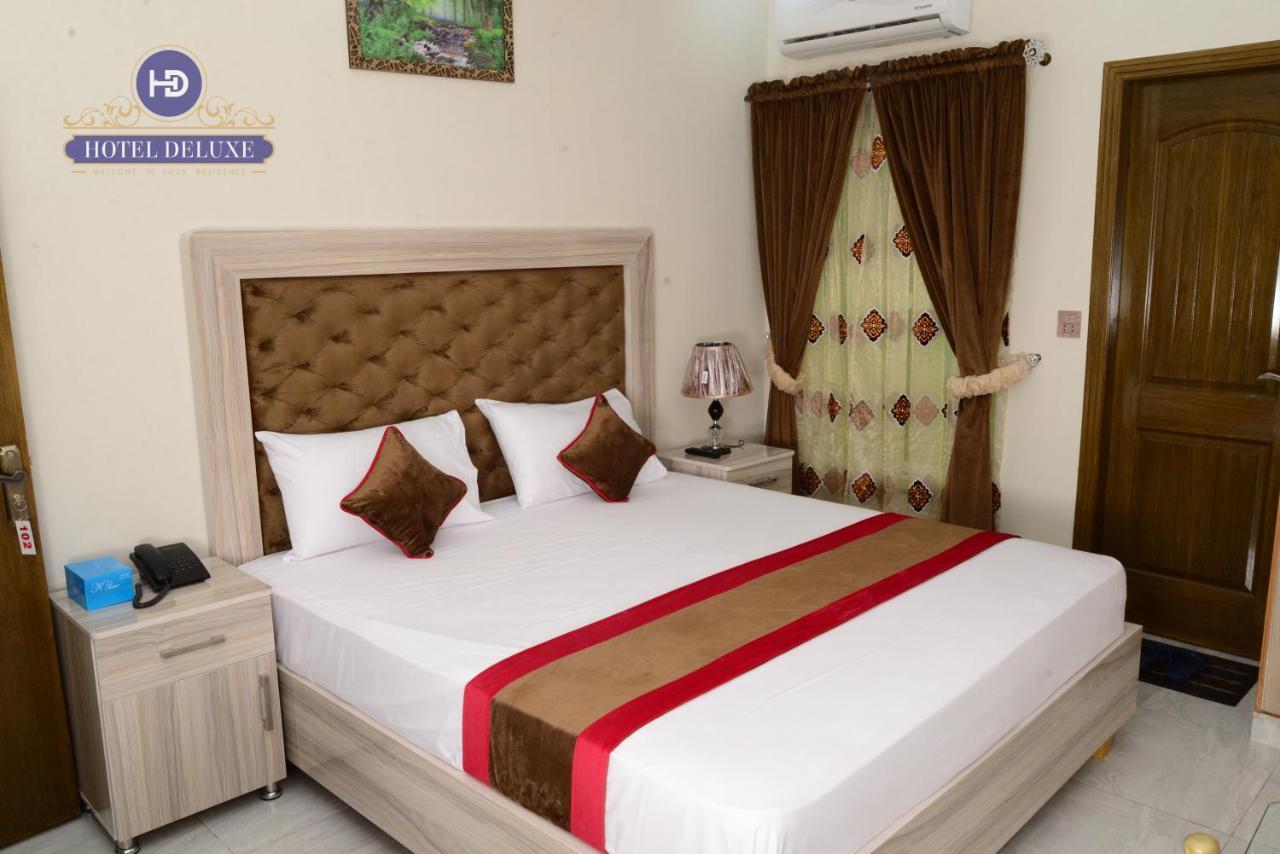 Hotel Deluxe Lahore Bagian luar foto