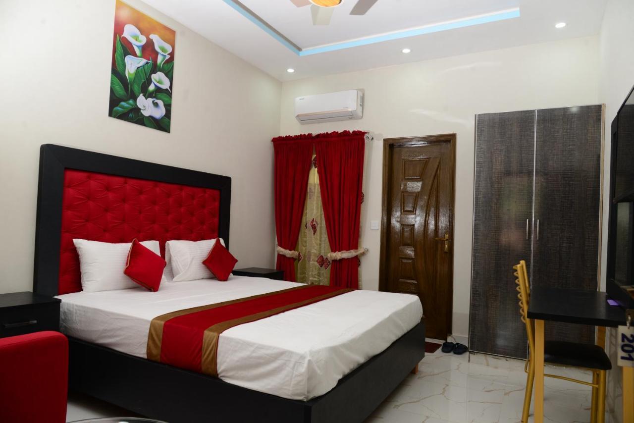 Hotel Deluxe Lahore Bagian luar foto