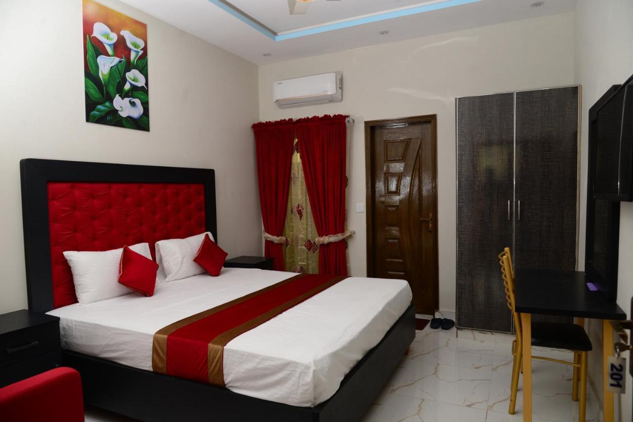 Hotel Deluxe Lahore Bagian luar foto