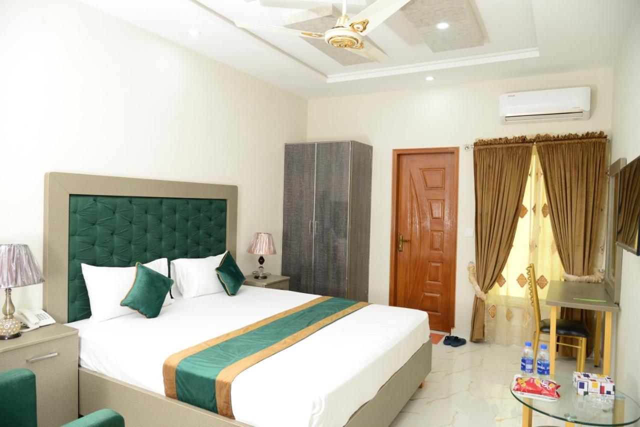 Hotel Deluxe Lahore Bagian luar foto