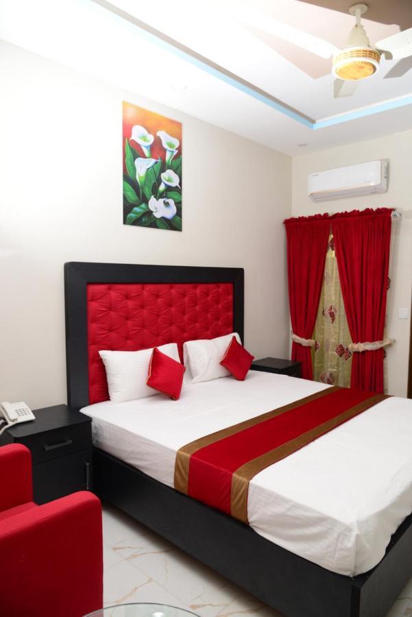 Hotel Deluxe Lahore Bagian luar foto