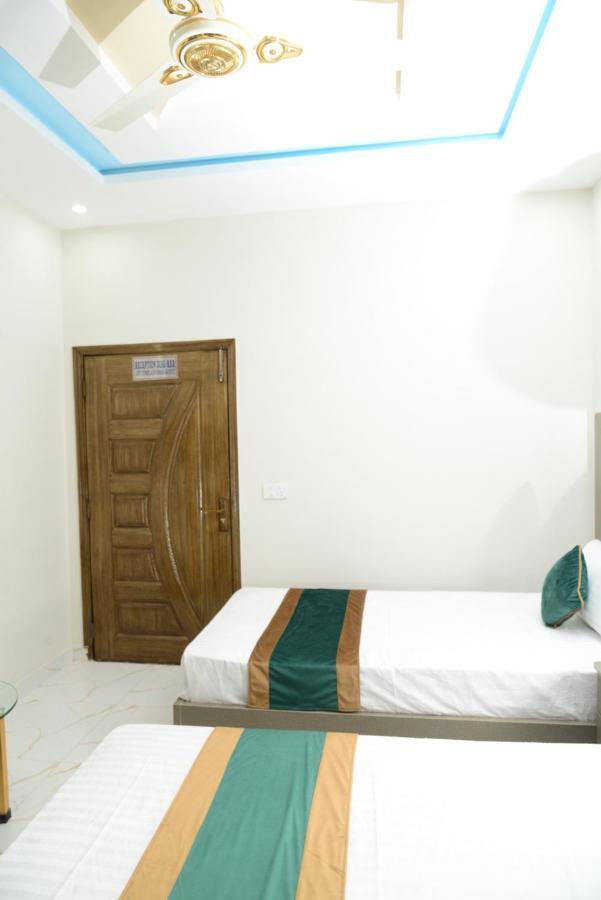 Hotel Deluxe Lahore Bagian luar foto