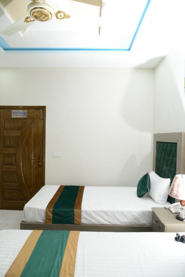 Hotel Deluxe Lahore Bagian luar foto