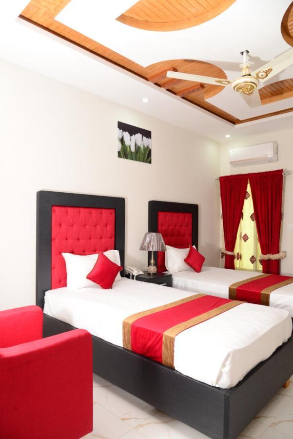 Hotel Deluxe Lahore Bagian luar foto