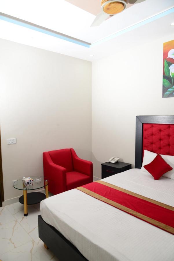 Hotel Deluxe Lahore Bagian luar foto