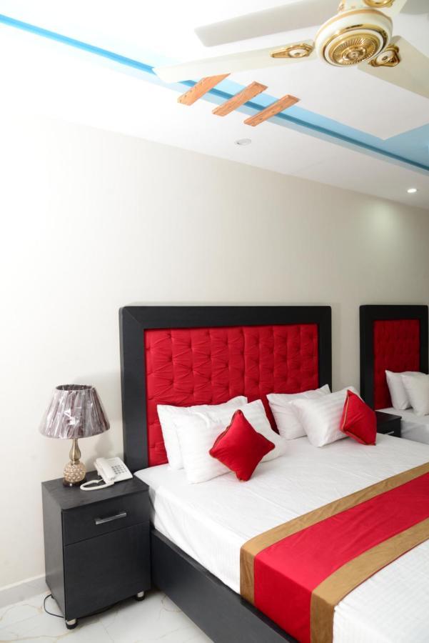 Hotel Deluxe Lahore Bagian luar foto