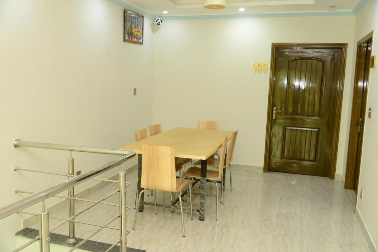 Hotel Deluxe Lahore Bagian luar foto