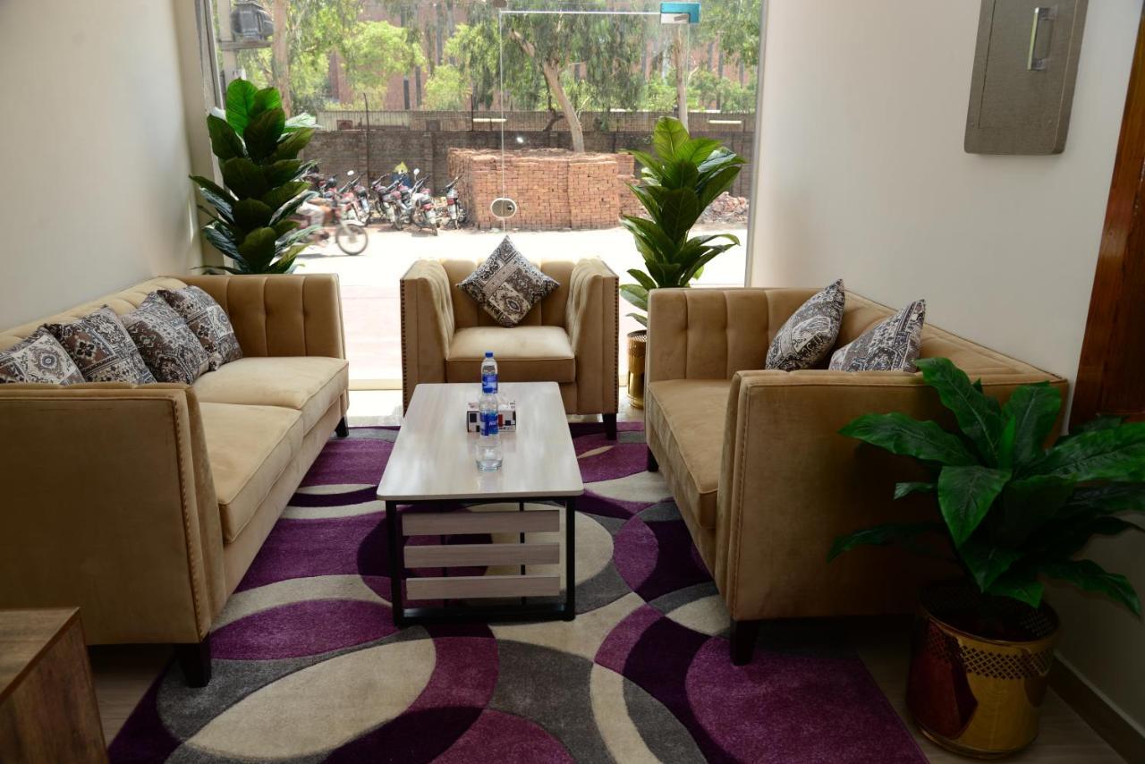 Hotel Deluxe Lahore Bagian luar foto