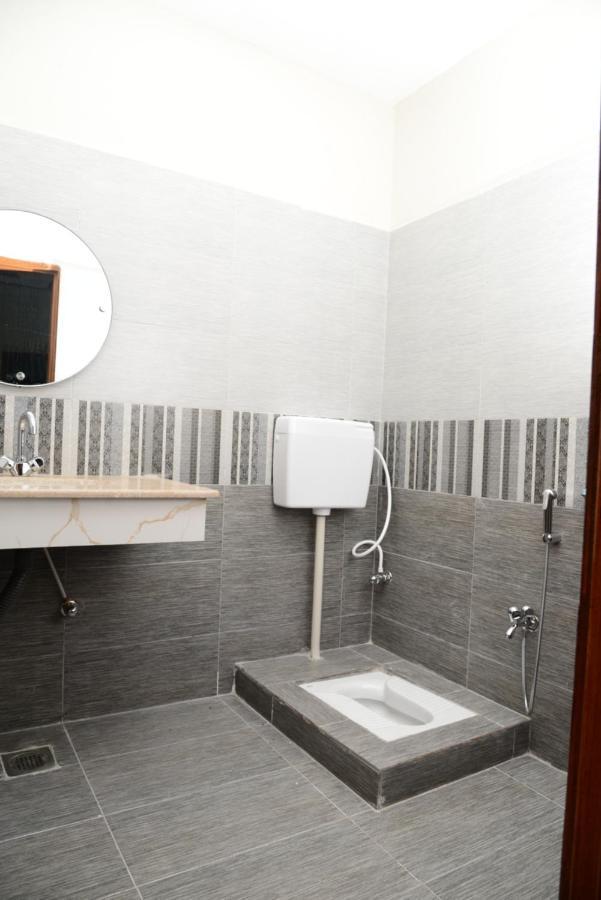 Hotel Deluxe Lahore Bagian luar foto