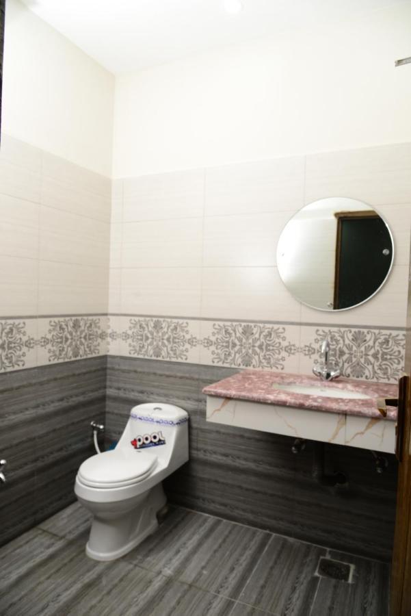 Hotel Deluxe Lahore Bagian luar foto