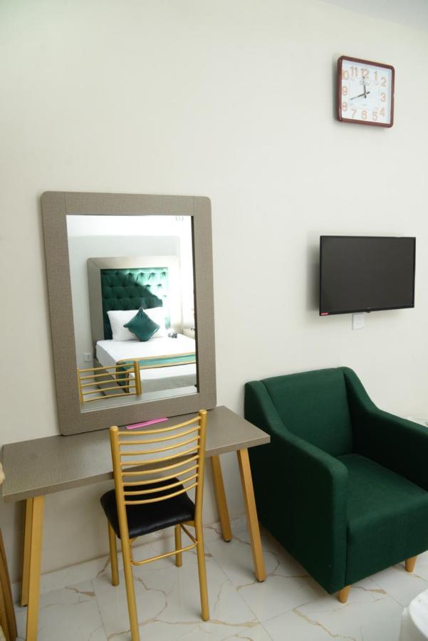 Hotel Deluxe Lahore Bagian luar foto