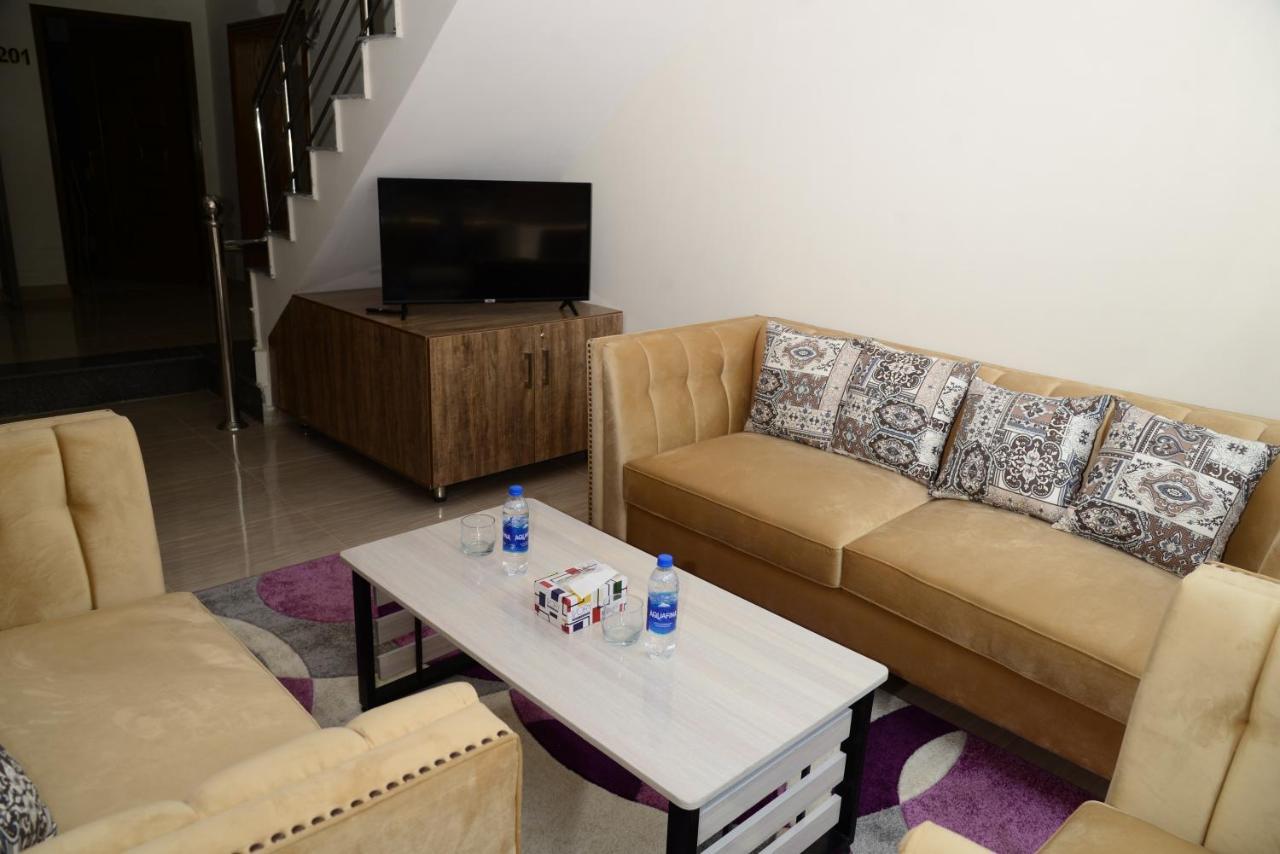 Hotel Deluxe Lahore Bagian luar foto