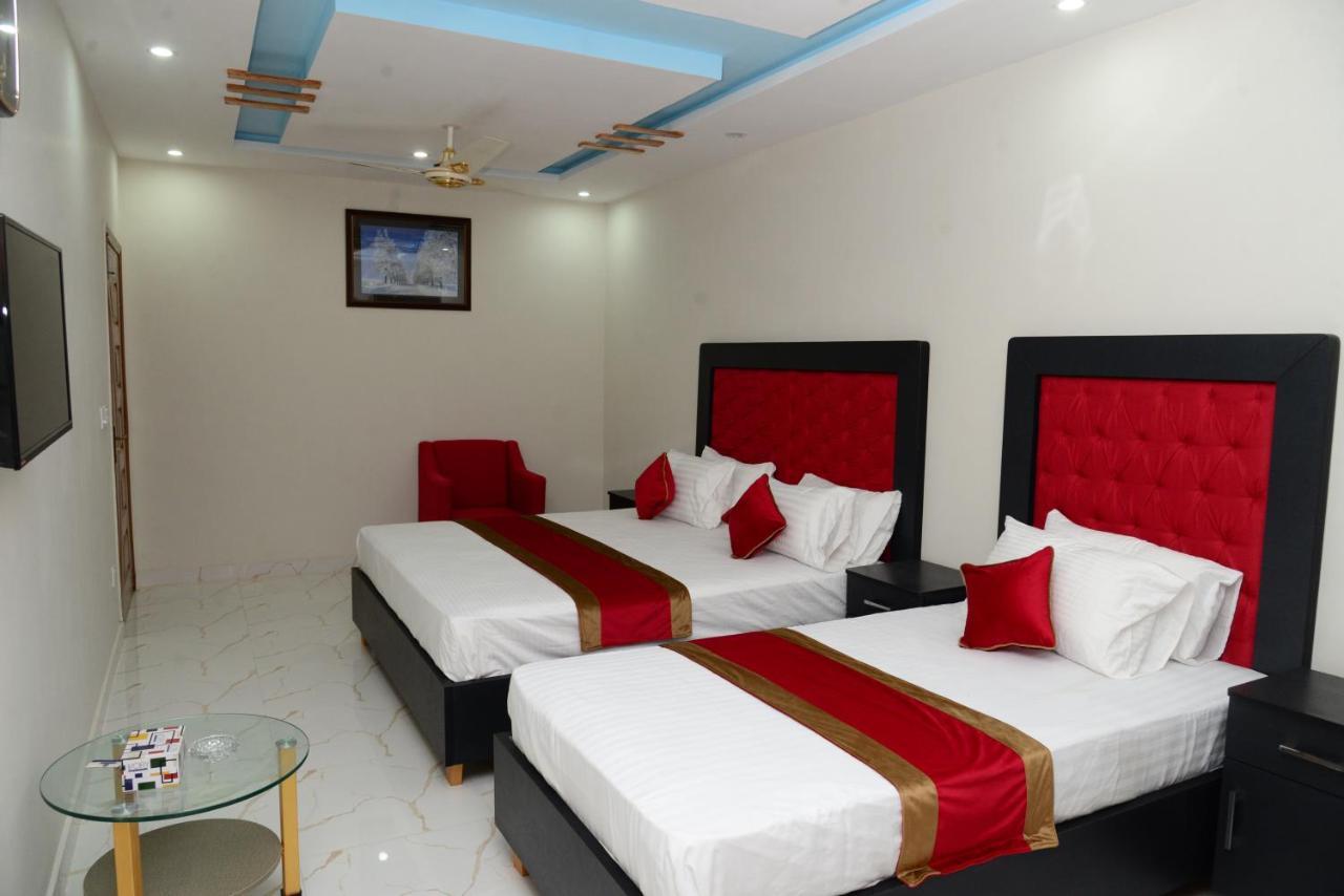 Hotel Deluxe Lahore Bagian luar foto