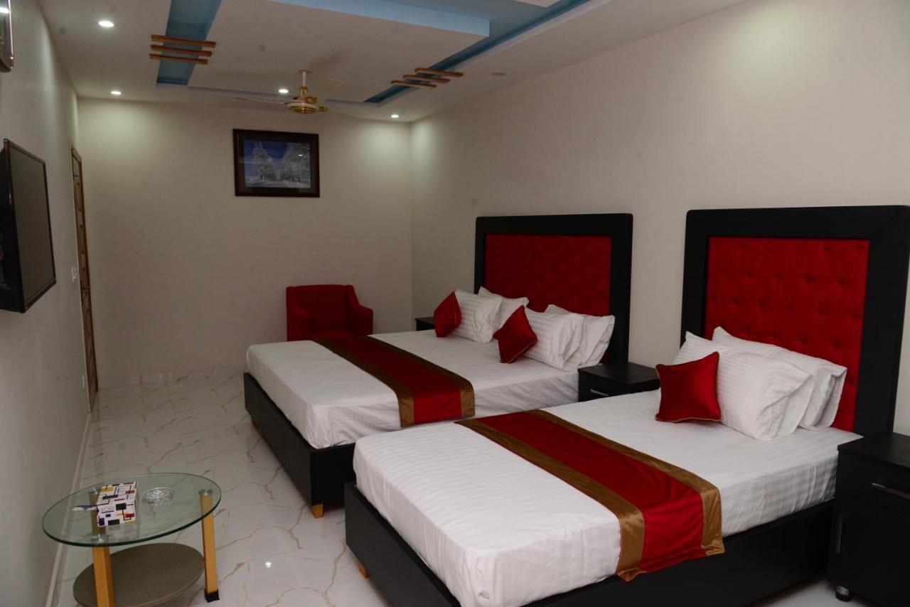 Hotel Deluxe Lahore Bagian luar foto