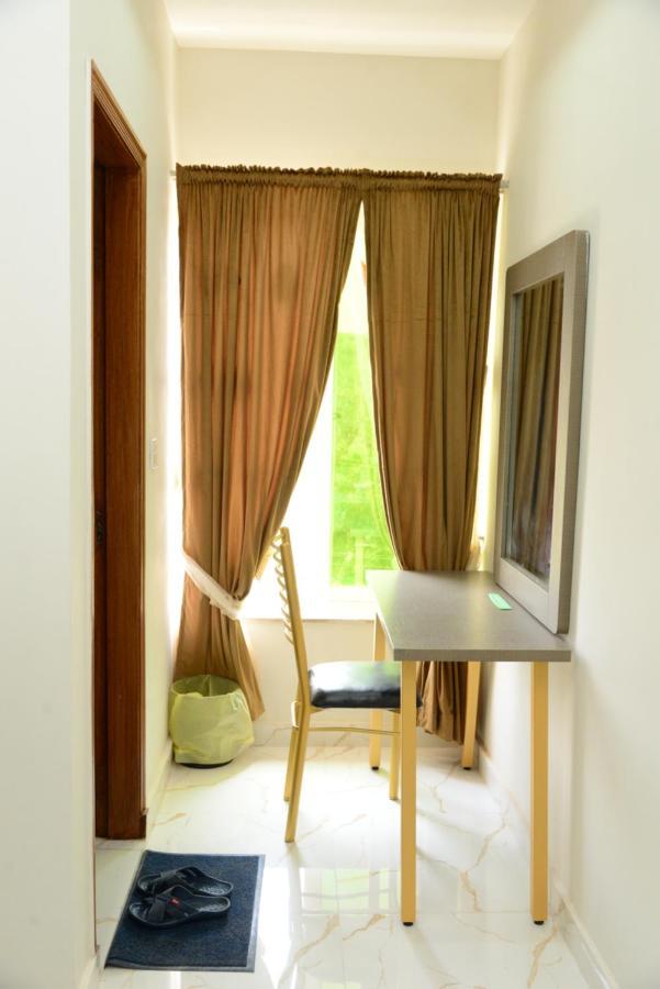 Hotel Deluxe Lahore Bagian luar foto