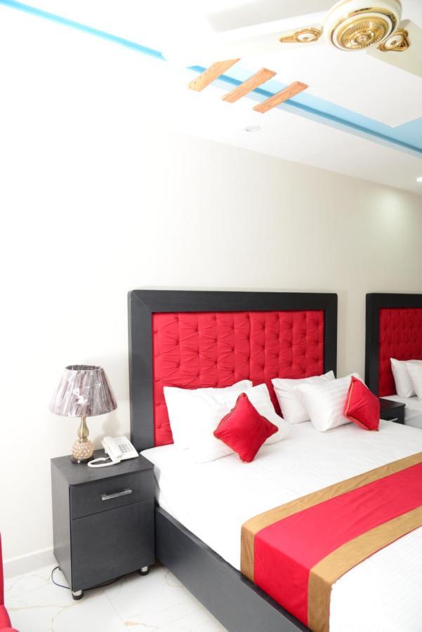 Hotel Deluxe Lahore Bagian luar foto