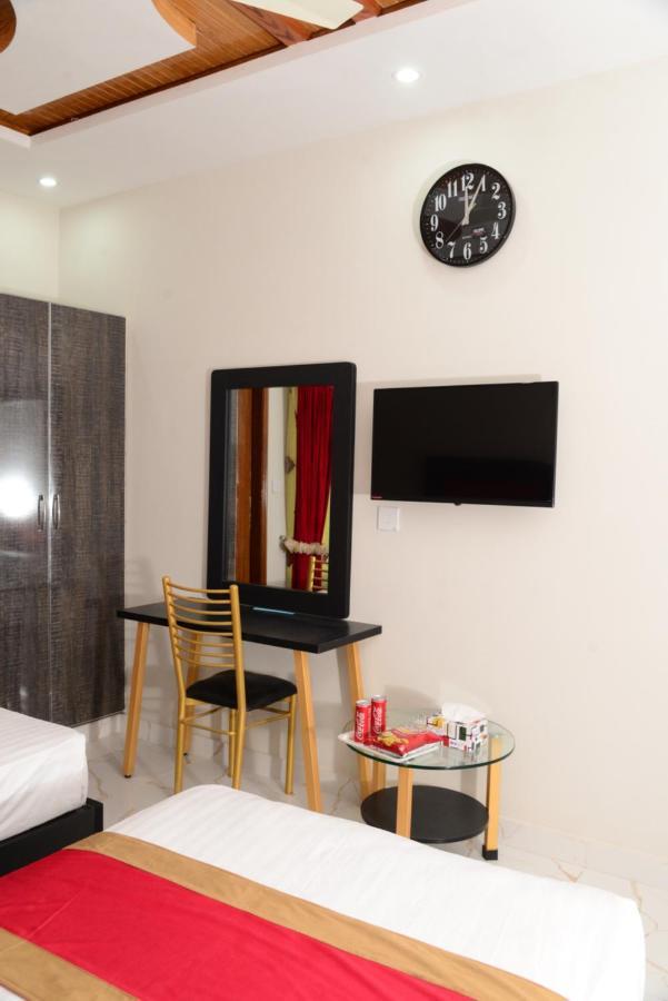 Hotel Deluxe Lahore Bagian luar foto