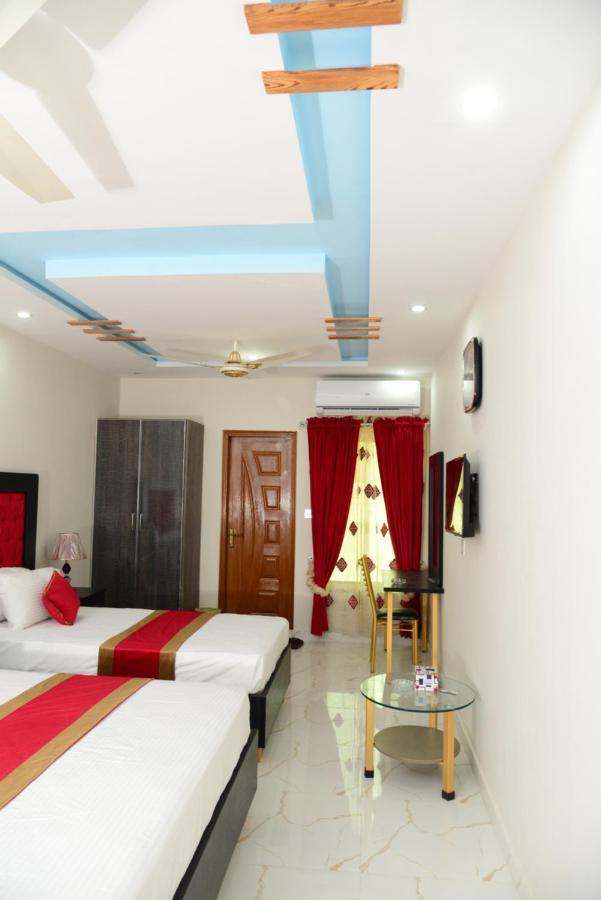 Hotel Deluxe Lahore Bagian luar foto