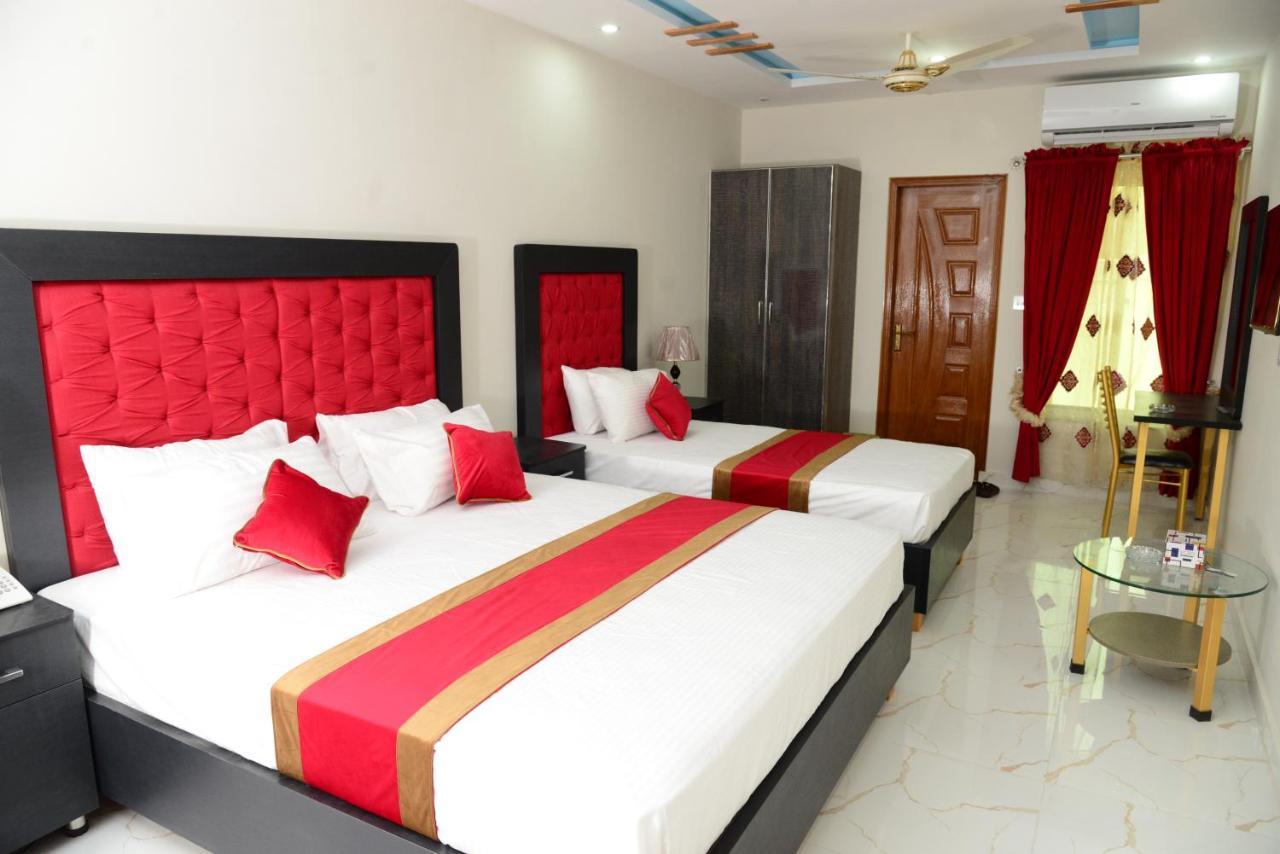 Hotel Deluxe Lahore Bagian luar foto