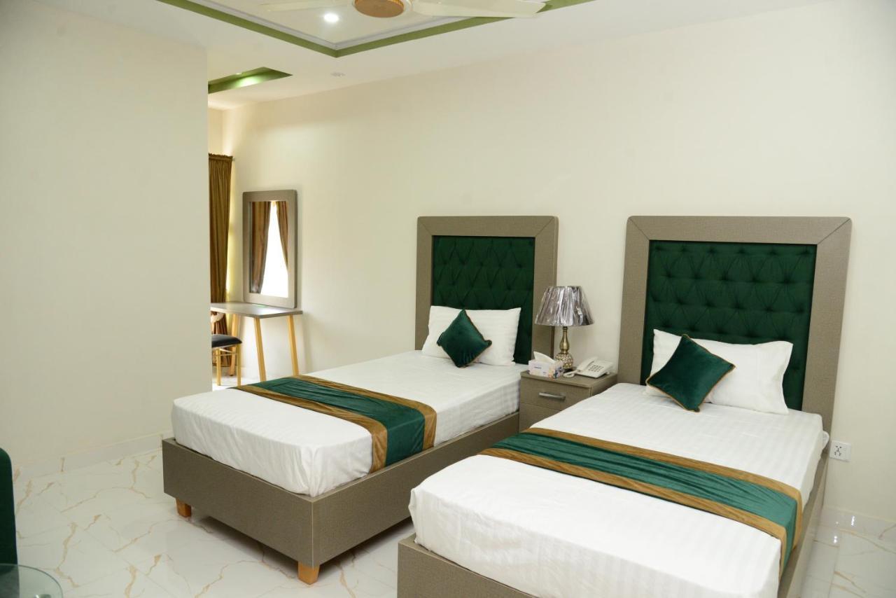 Hotel Deluxe Lahore Bagian luar foto