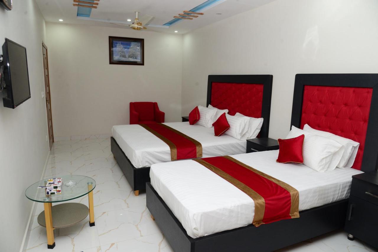 Hotel Deluxe Lahore Bagian luar foto