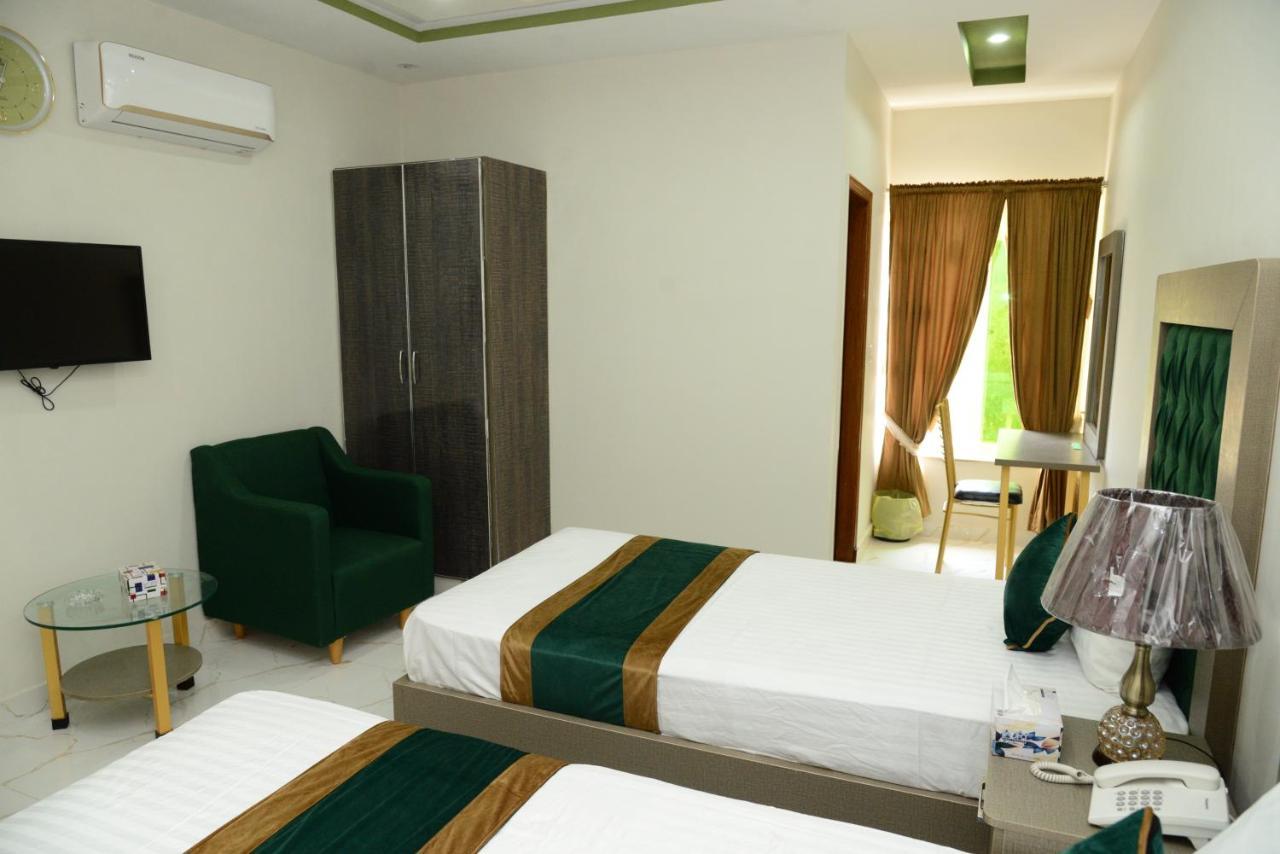 Hotel Deluxe Lahore Bagian luar foto