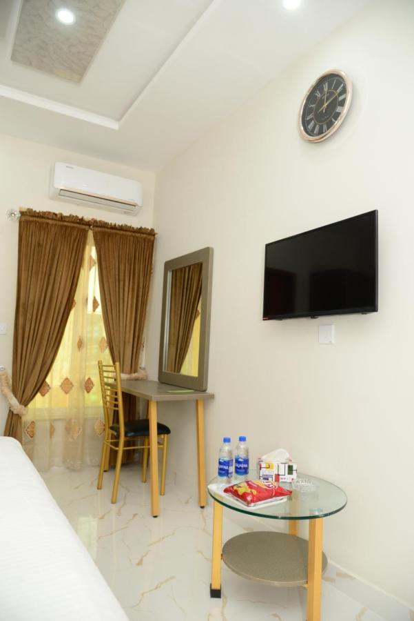 Hotel Deluxe Lahore Bagian luar foto