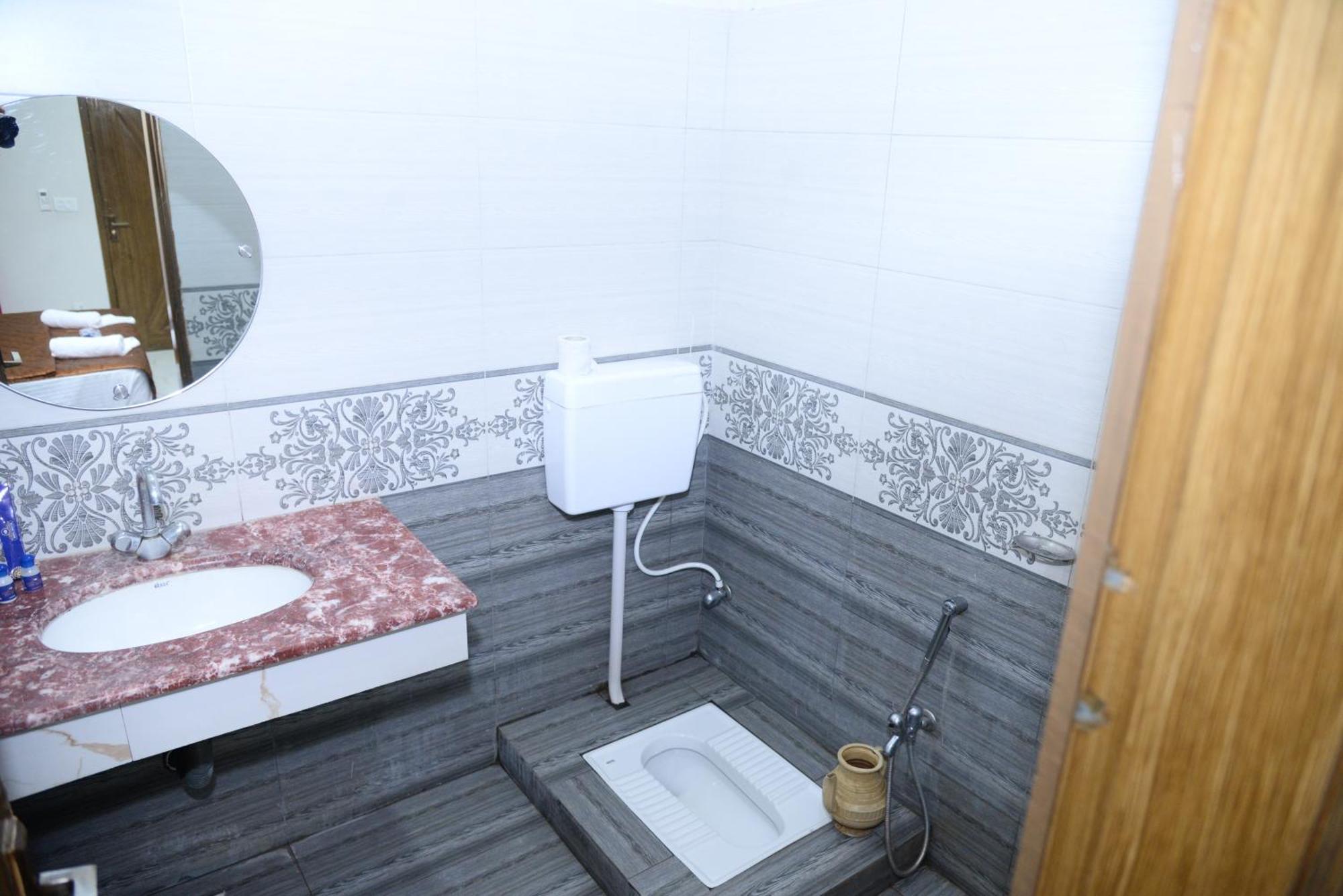 Hotel Deluxe Lahore Bagian luar foto
