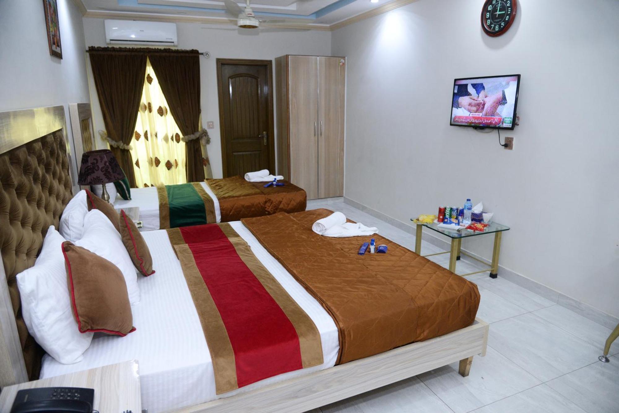 Hotel Deluxe Lahore Bagian luar foto