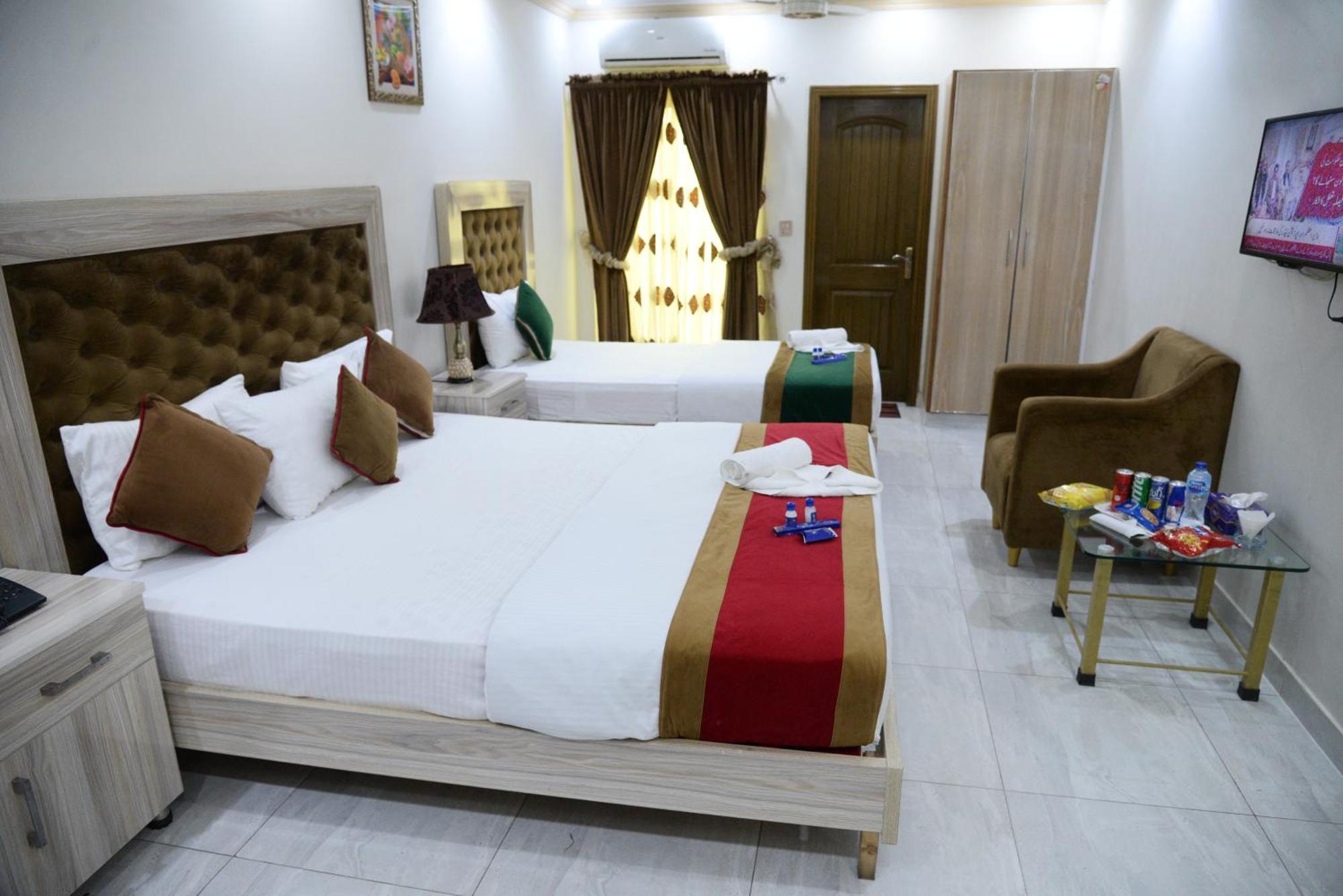 Hotel Deluxe Lahore Bagian luar foto