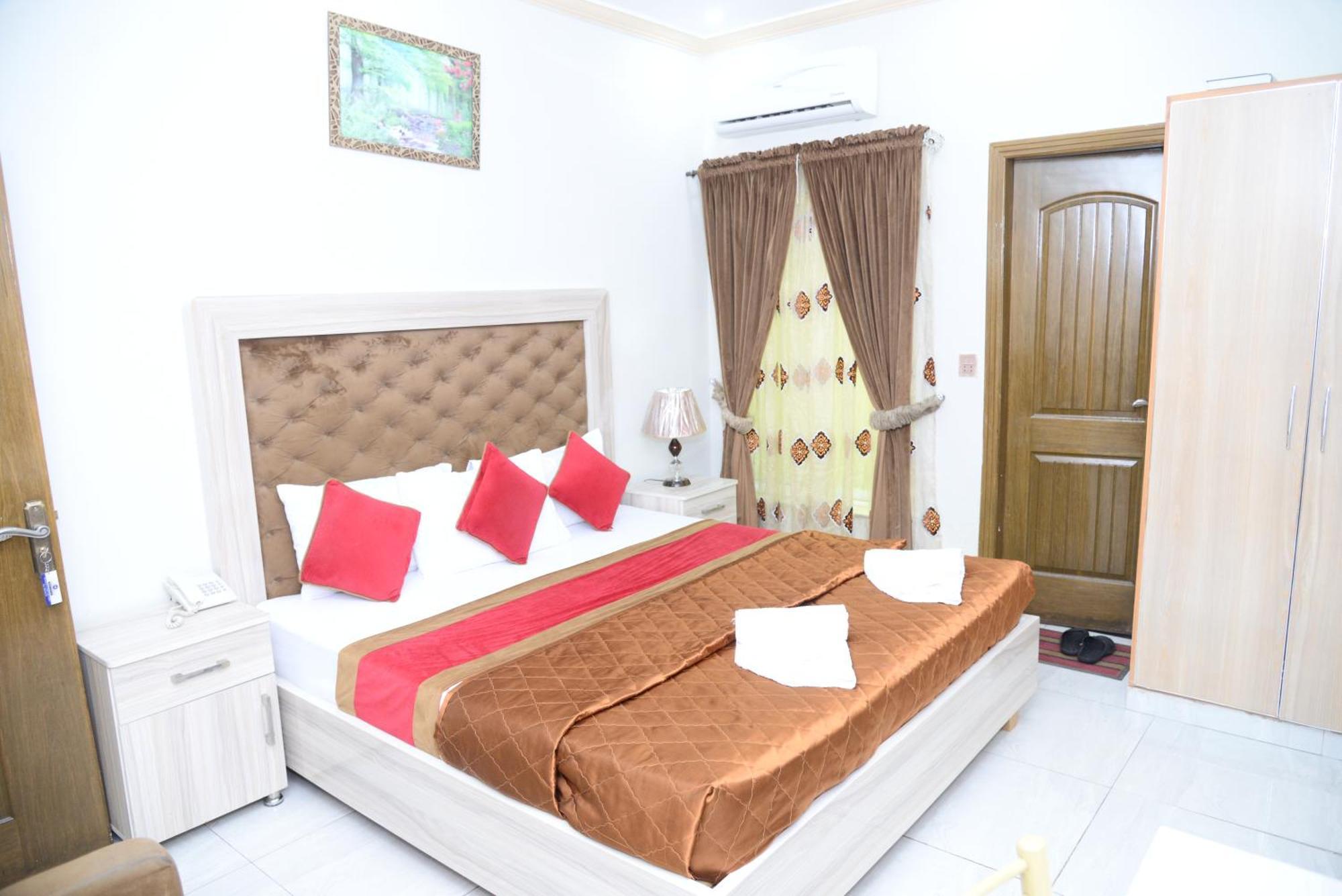 Hotel Deluxe Lahore Bagian luar foto