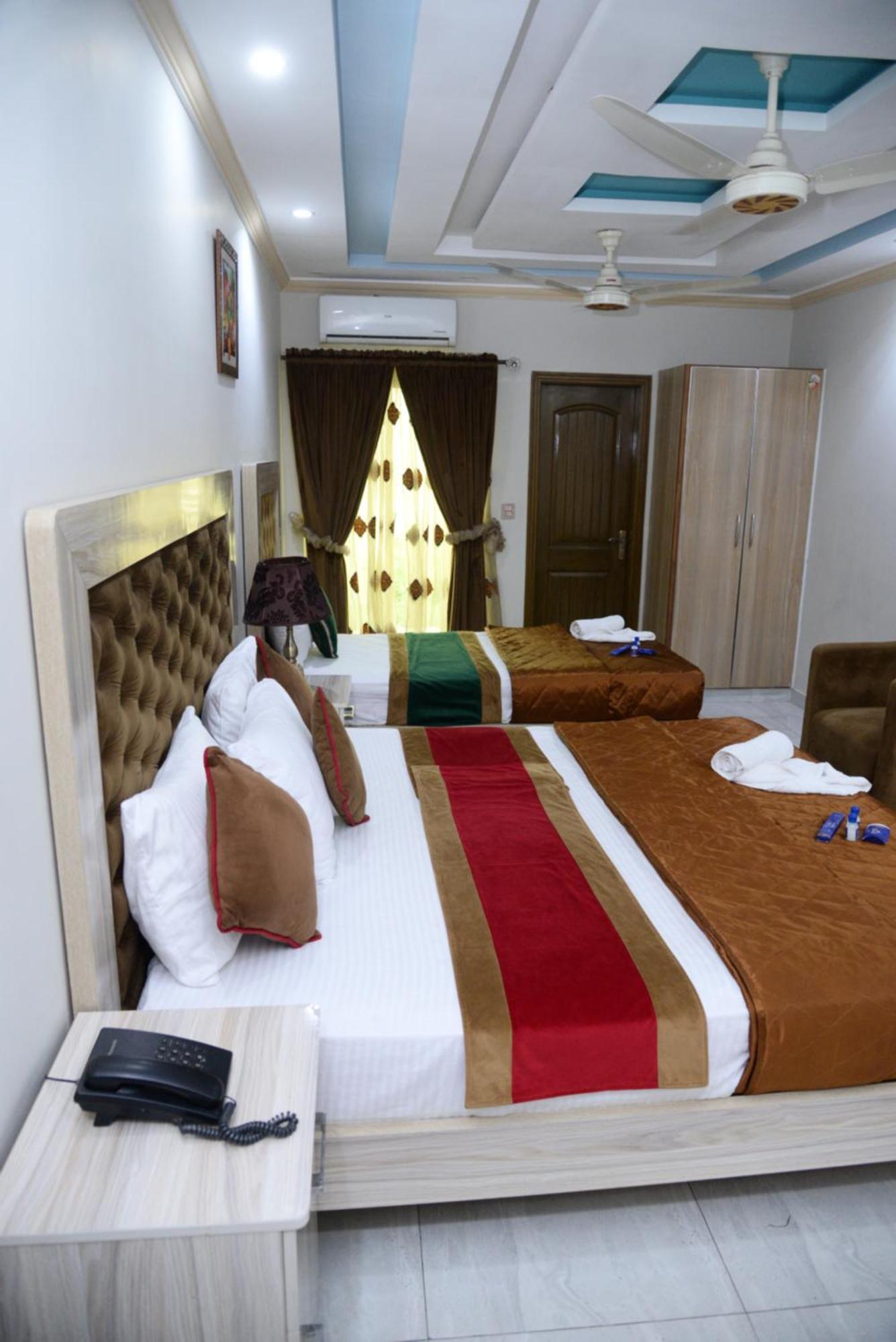 Hotel Deluxe Lahore Bagian luar foto