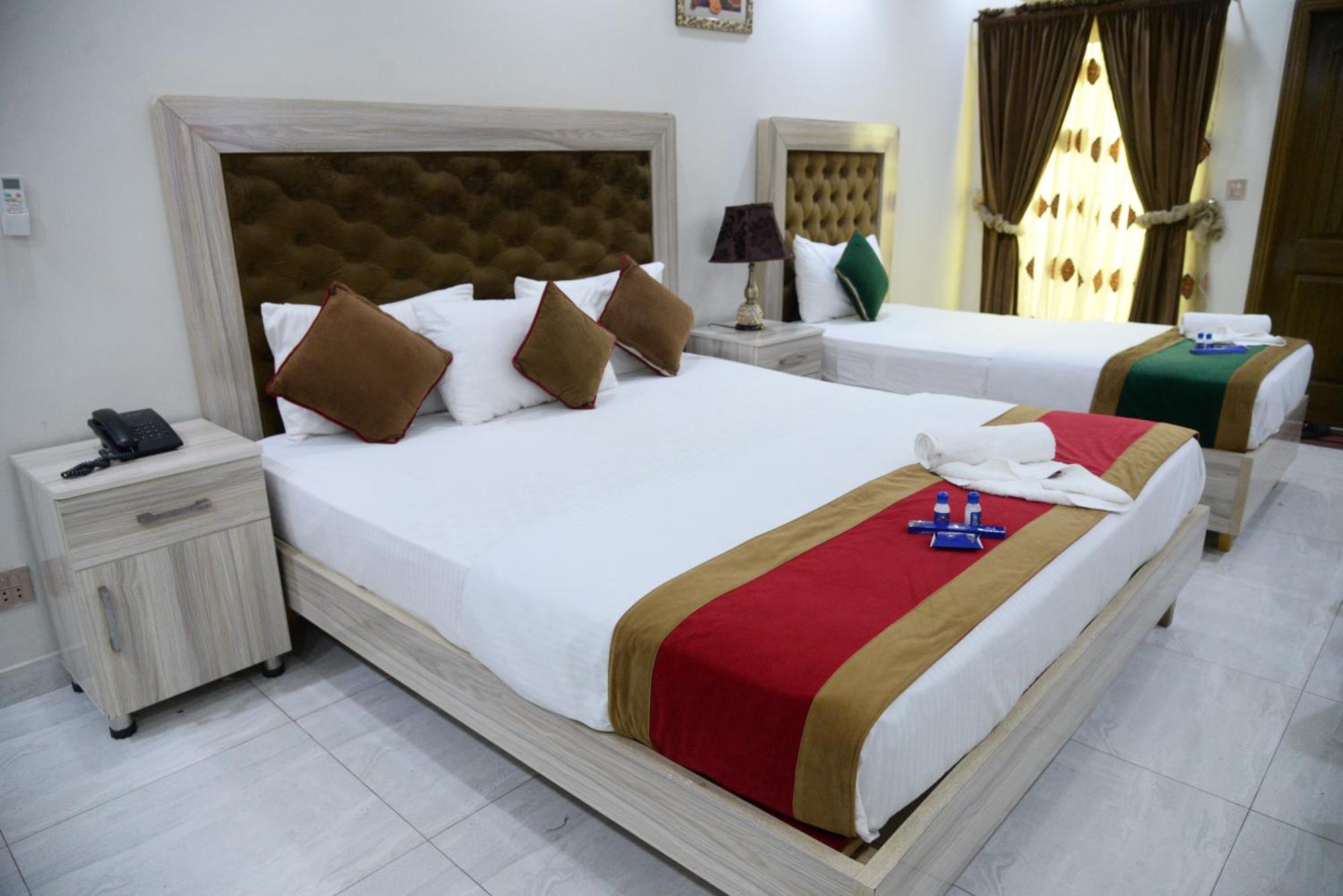 Hotel Deluxe Lahore Bagian luar foto