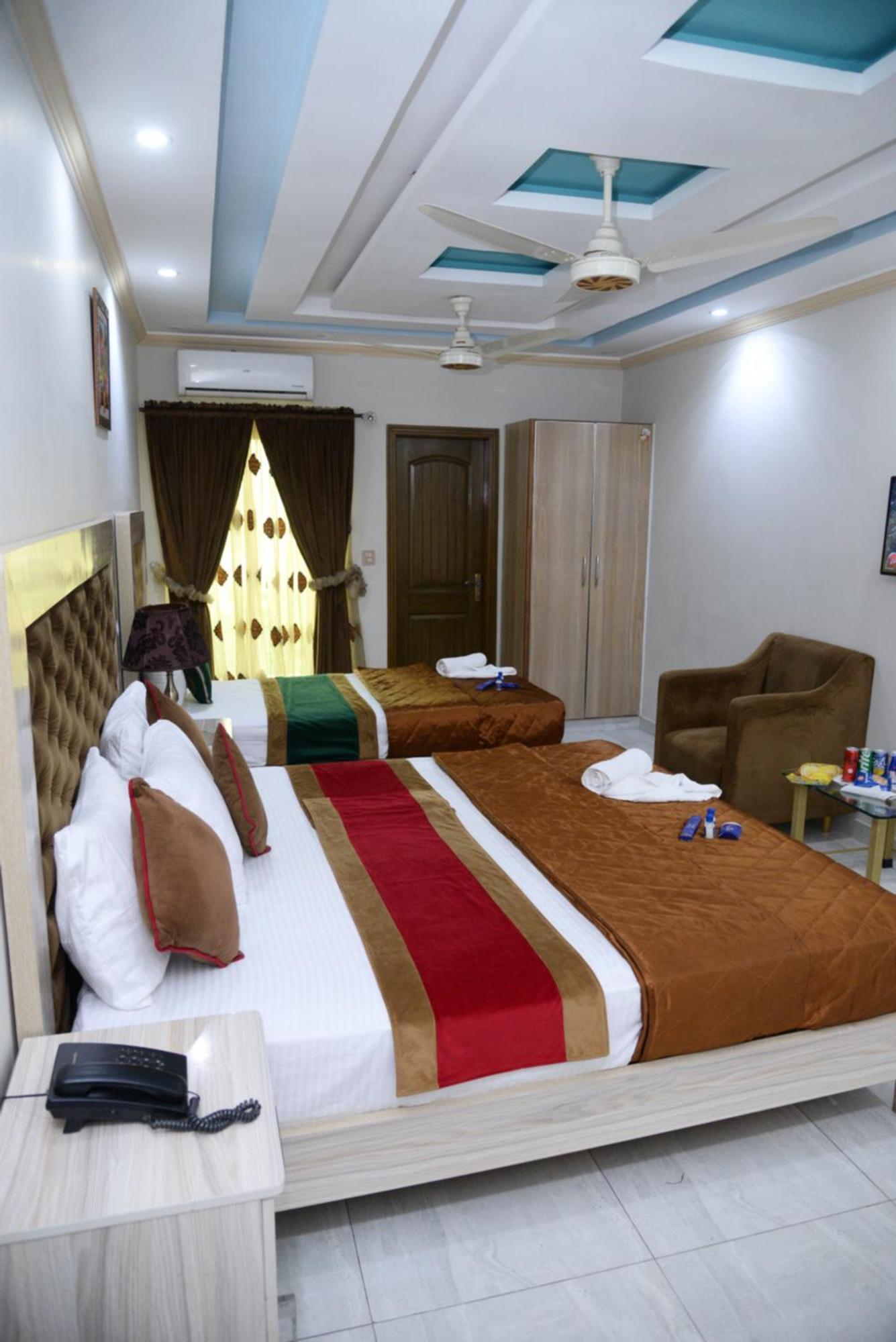 Hotel Deluxe Lahore Bagian luar foto