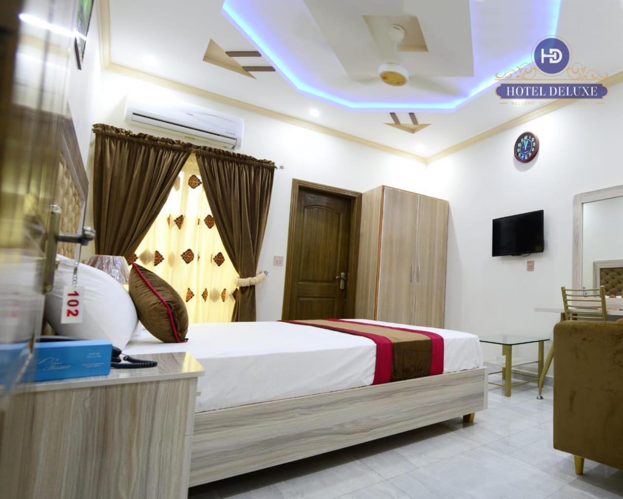 Hotel Deluxe Lahore Bagian luar foto