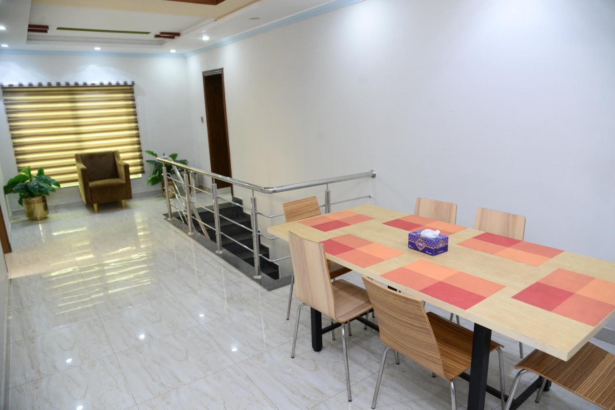 Hotel Deluxe Lahore Bagian luar foto