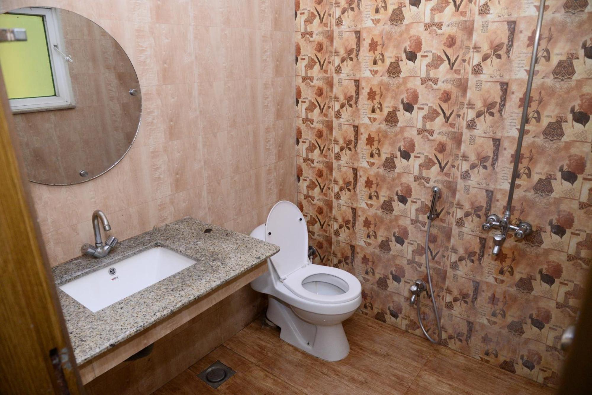 Hotel Deluxe Lahore Bagian luar foto